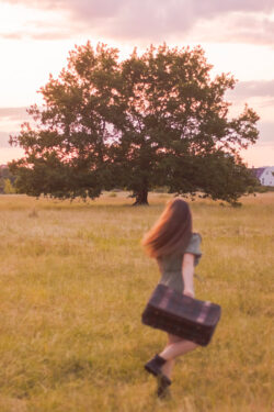 Jeune fille qui cours dans un champ